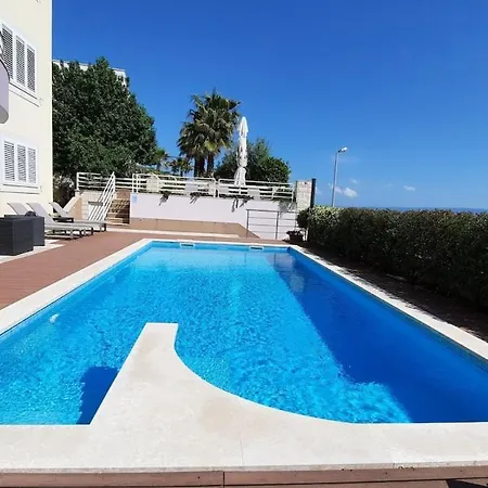 Lägenhet Cozy With Shared Pool *
