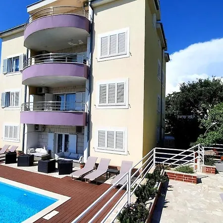 Cozy With Shared Pool *