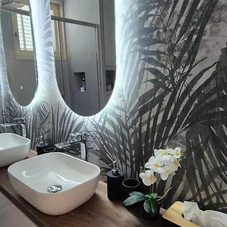 Cozy With Shared Pool Apartment Split