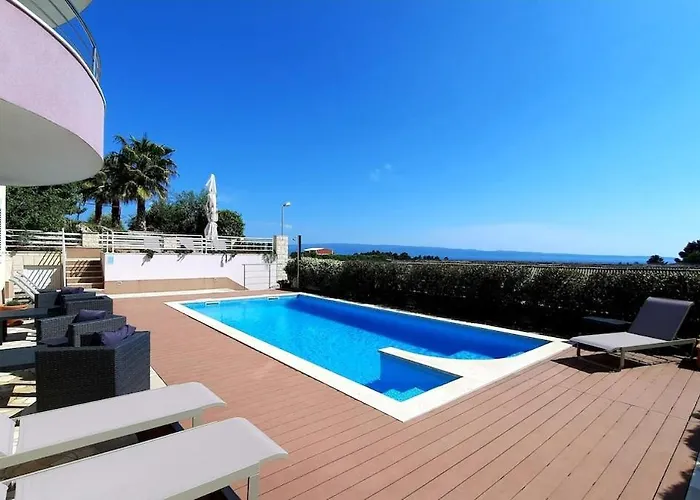 Cozy With Shared Pool Apartment *