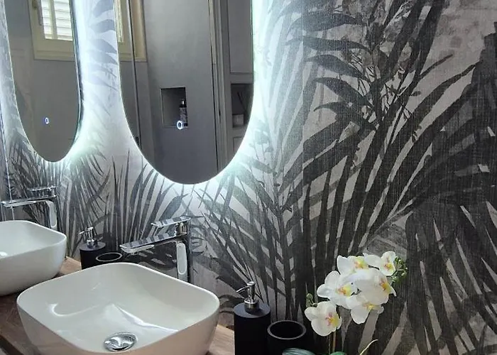 Cozy With Shared Pool Apartment Split